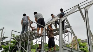 The mirrors are placed on the roof of the prefab resort building.